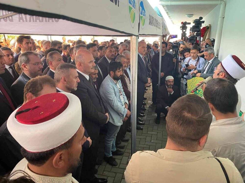 Bakanlar Soylu ve Kirişçi, otobüs kazasında hayatını kaybeden gencin cenazesine katıldı