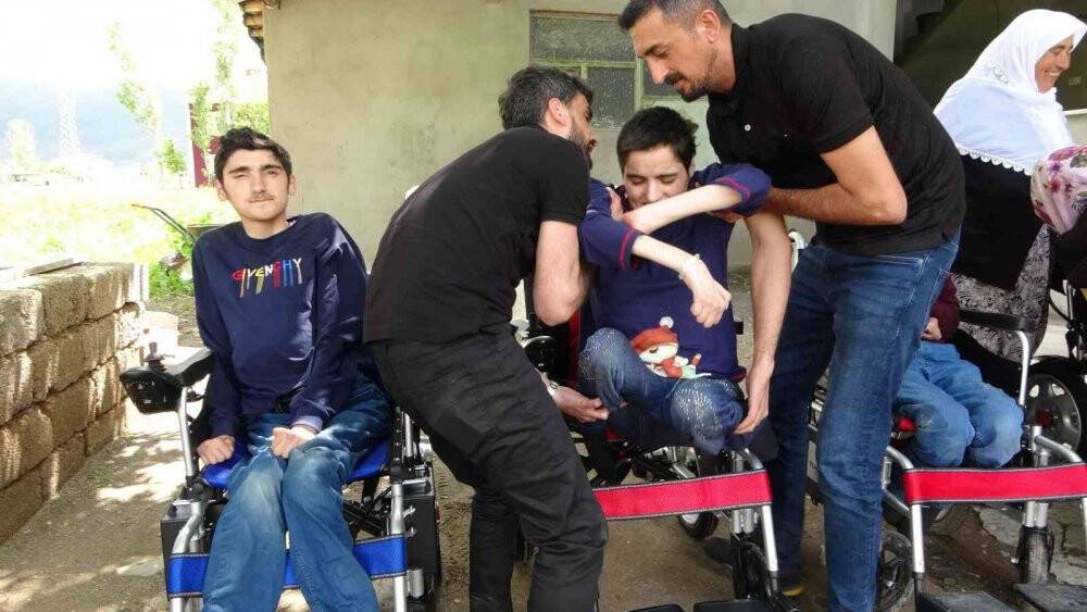 Engelli 4 kardeşin akülü tekerlekli sandalye hayali gerçek oldu