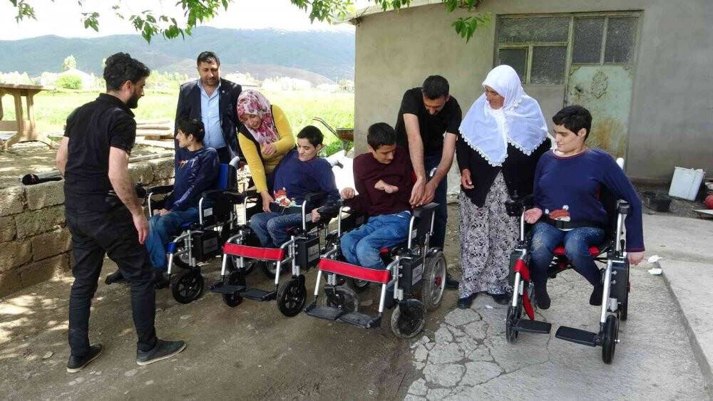 Engelli 4 kardeşin akülü tekerlekli sandalye hayali gerçek oldu