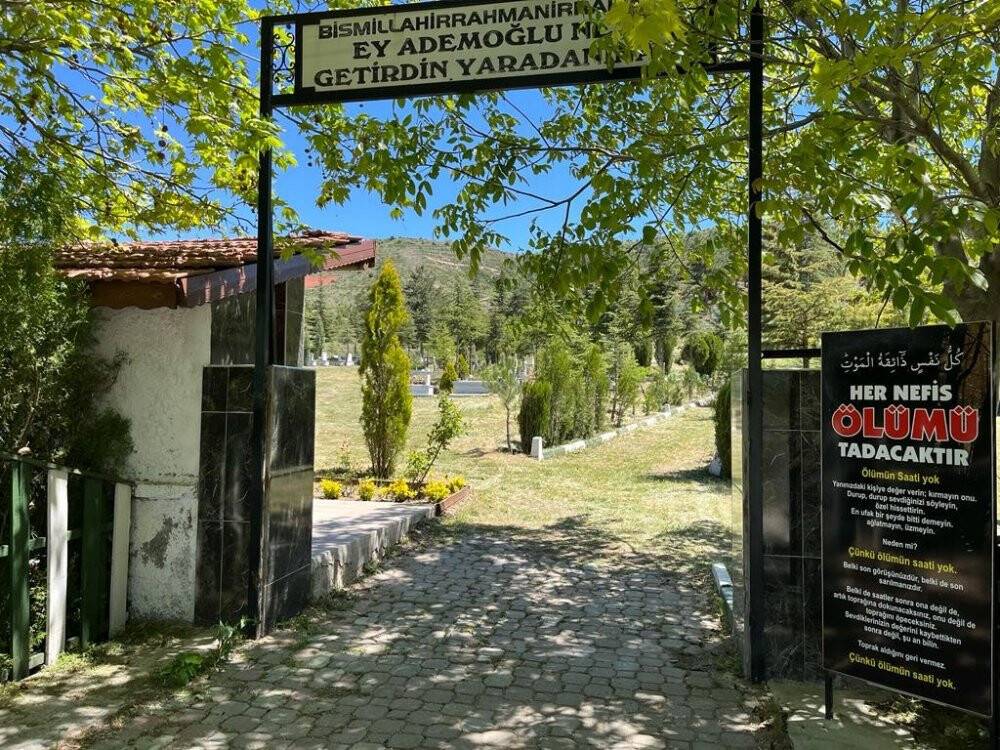 Hırsızlar bu sefer mezarlığın kapsını çaldı