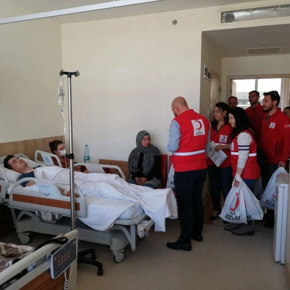 Otobüs kazasında yaralanan 23 öğrencinin tedavisi devam ediyor