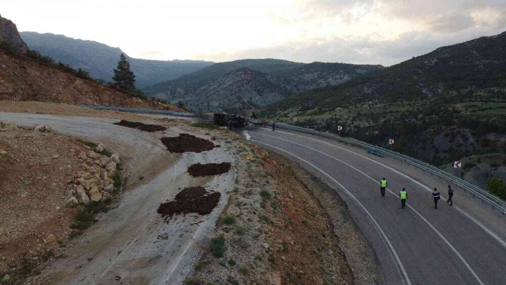 Devrilen kamyonetteki tüpler bomba gibi patladı: 2 yaralı