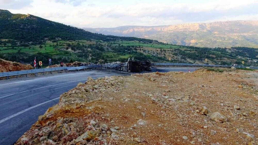Devrilen kamyonetteki tüpler bomba gibi patladı: 2 yaralı