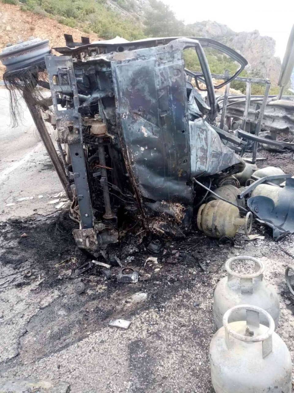 Devrilen kamyonetteki tüpler bomba gibi patladı: 2 yaralı