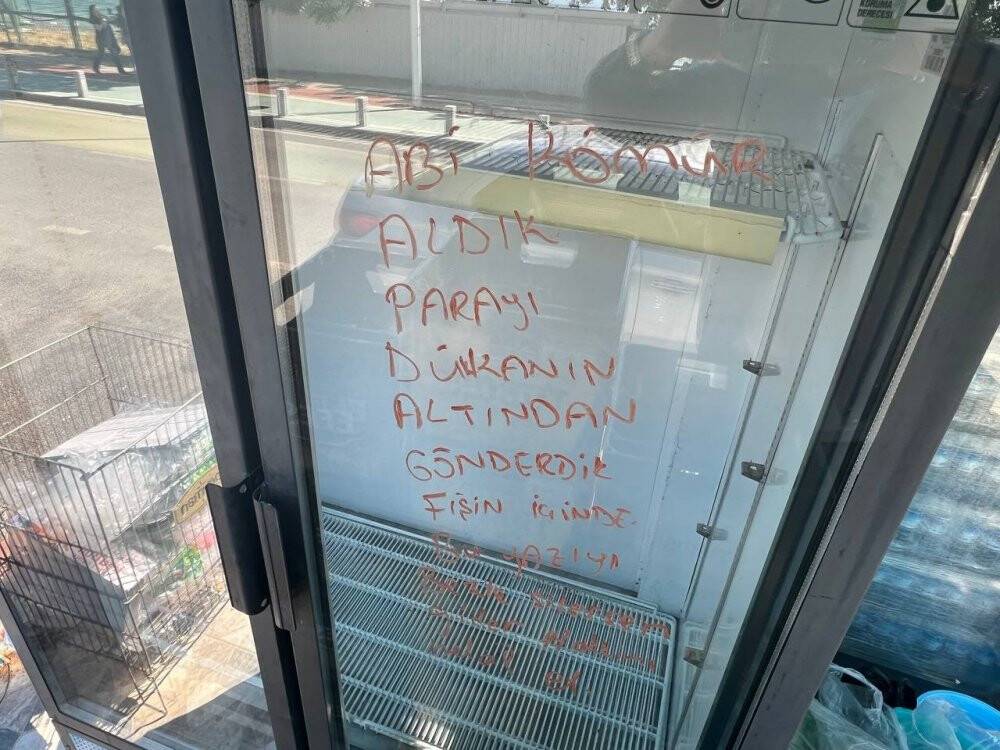 Dolabın camına yazılan mesaj şoke etti