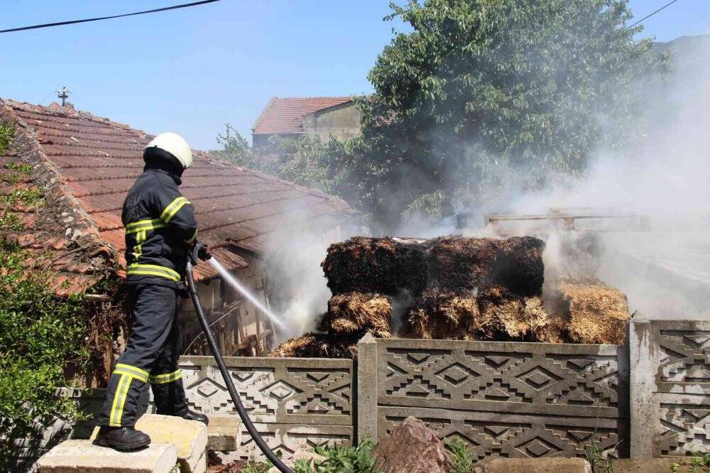 150 saman balyası küle döndü