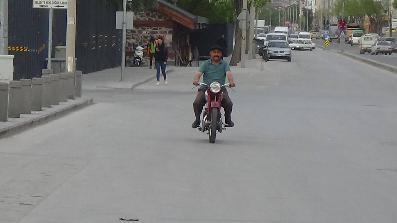 aa-20220525-27971035-27971022-68-yillik-motosikletine-gozu-gibi-bakiyor.jpg