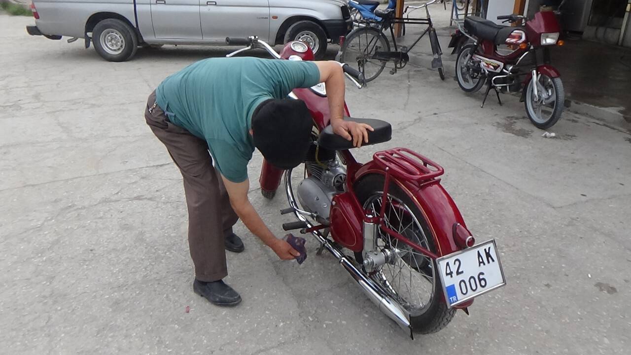 aa-20220525-27971035-27971028-68-yillik-motosikletine-gozu-gibi-bakiyor.jpg