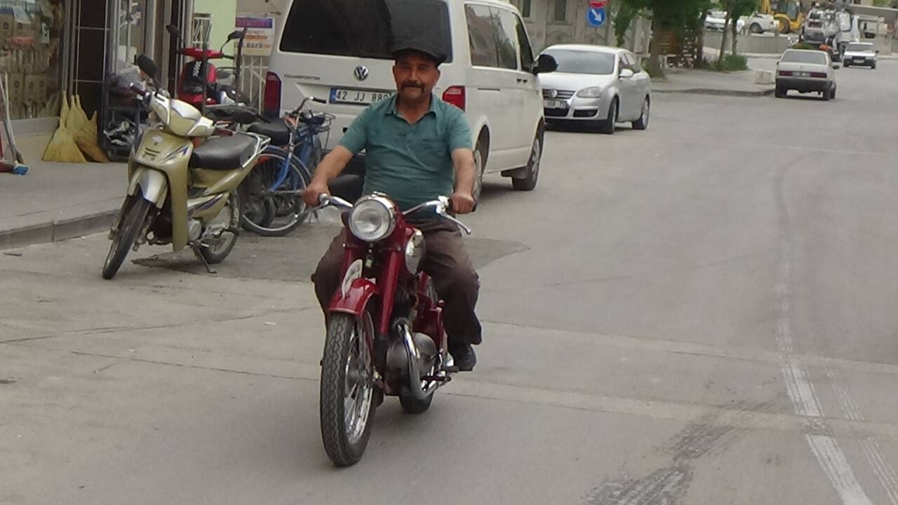 aa-20220525-27971035-27971030-68-yillik-motosikletine-gozu-gibi-bakiyor.jpg