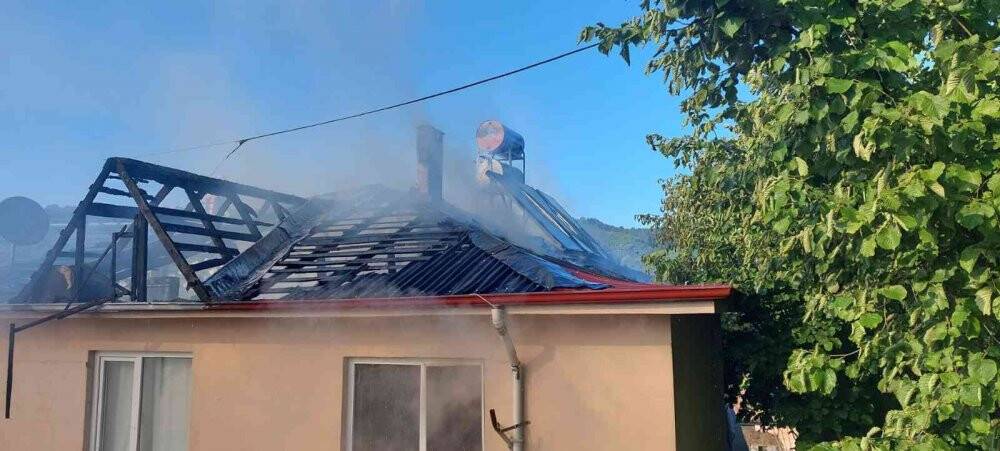 Çatıda çıkan yangın paniğe sebep oldu