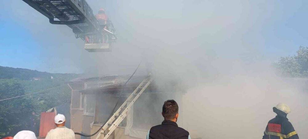 Çatıda çıkan yangın paniğe sebep oldu