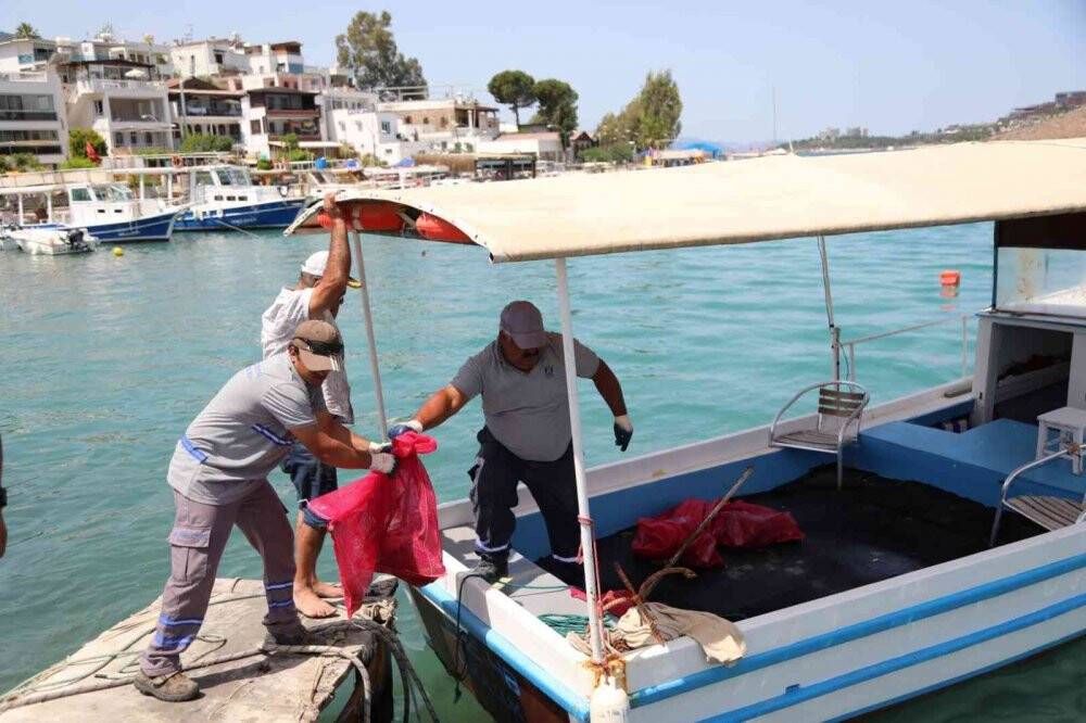 Deniz dibini 2 saatte pırıl pırıl yaptılar