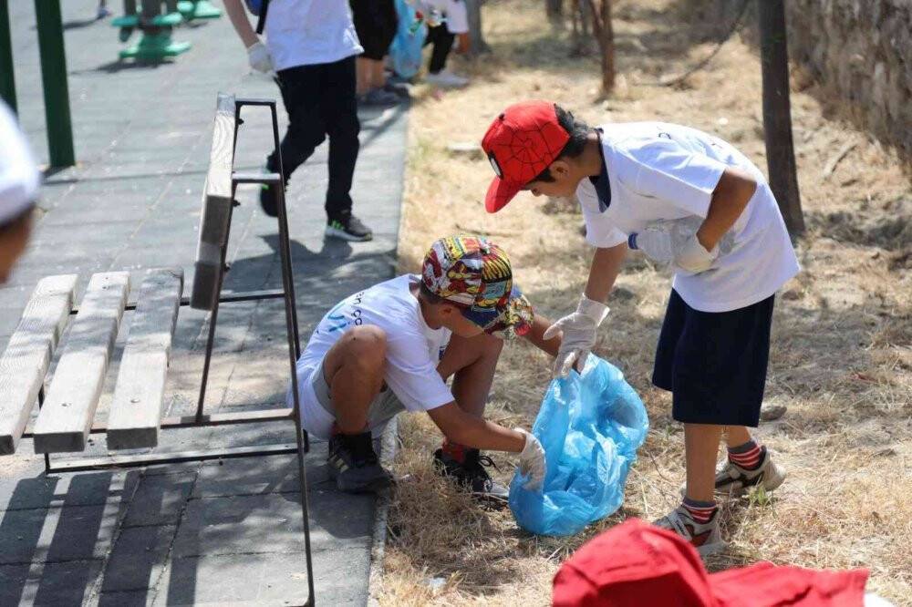 Deniz dibini 2 saatte pırıl pırıl yaptılar