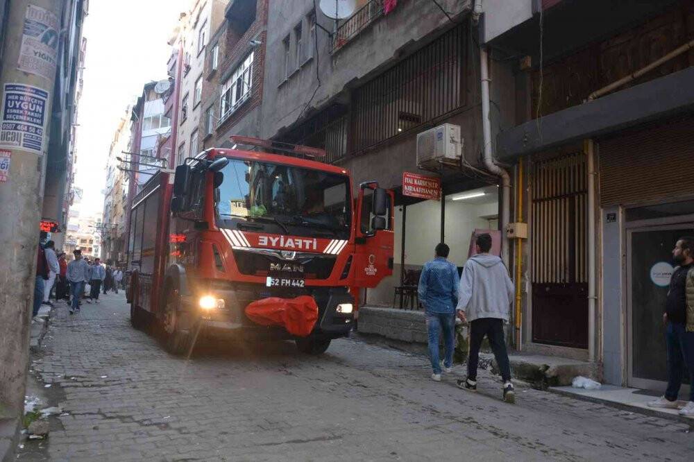 Havalandırma boşluğuna atılan sigara izmaritleri yangına neden oldu