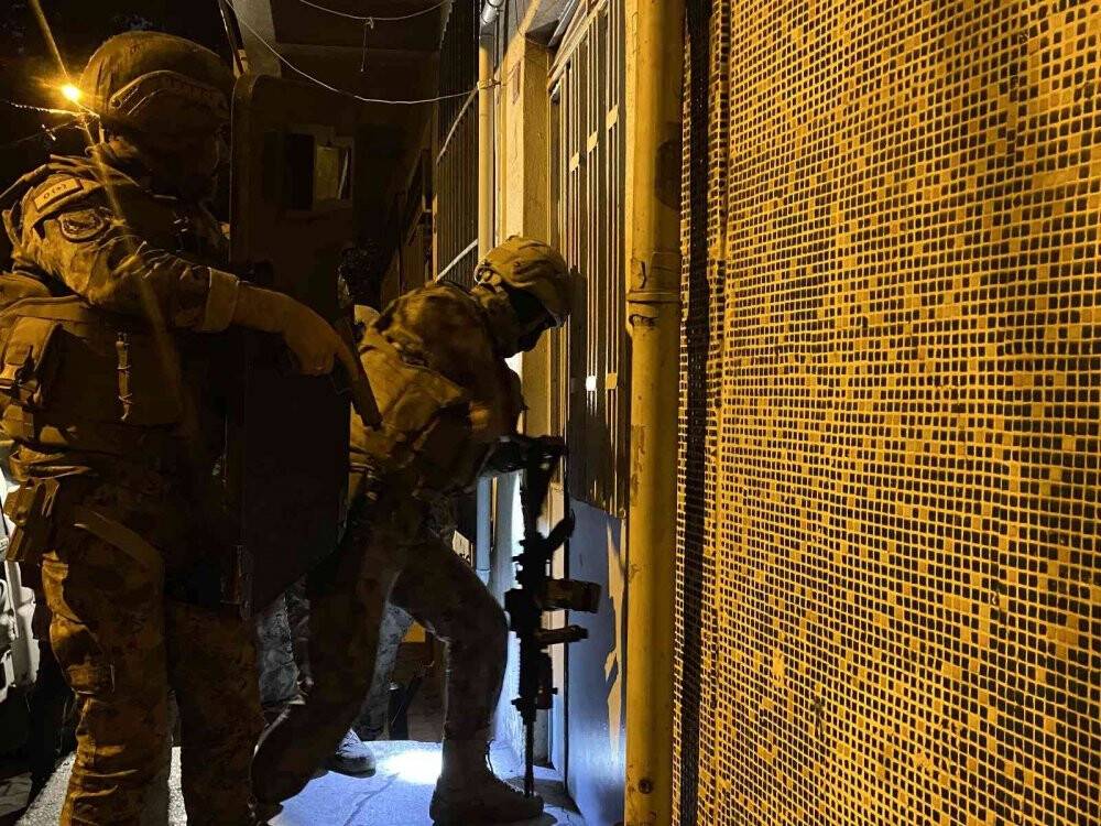 Polisin geldiğini görünce  uyuşturucu dolu poşeti camdan attı