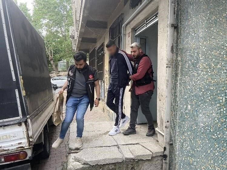 Polisin geldiğini görünce  uyuşturucu dolu poşeti camdan attı