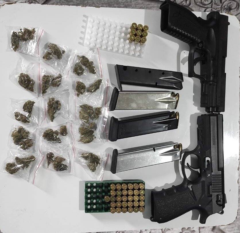 Polisin geldiğini görünce  uyuşturucu dolu poşeti camdan attı