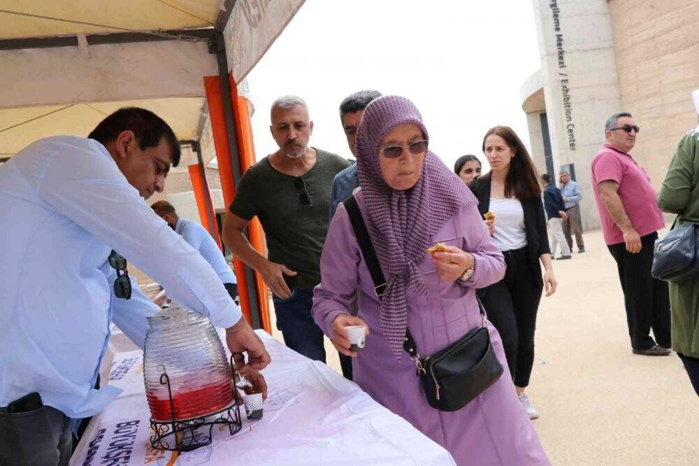 Tarihin sıfır noktasında turistlerin halay keyfi