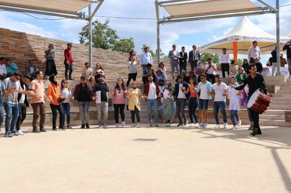 Tarihin sıfır noktasında turistlerin halay keyfi