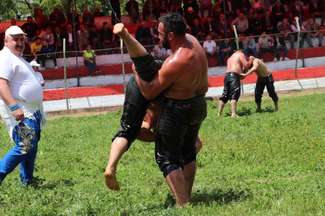 Havza Kırkpınar Yağlı Güreşleri’nde başpehlivan Recep Kara