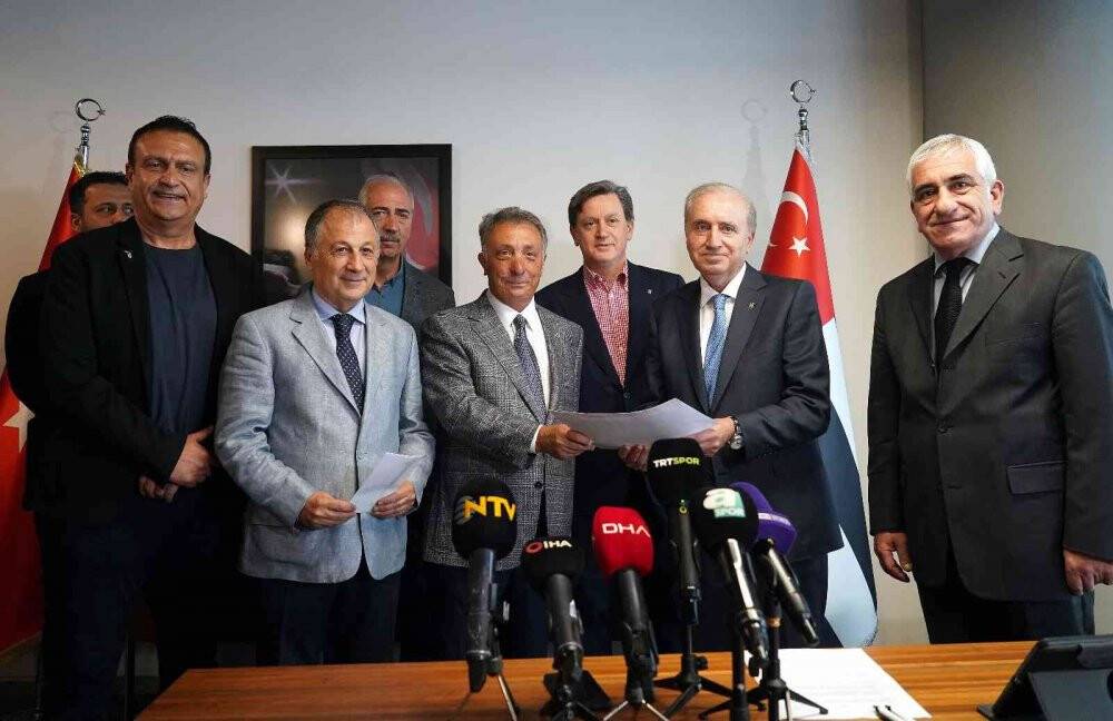 Ahmet Nur Çebi listesini teslim etti