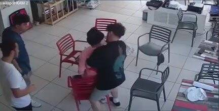 Arkadaşının heimlich manevrası hayata döndürdü