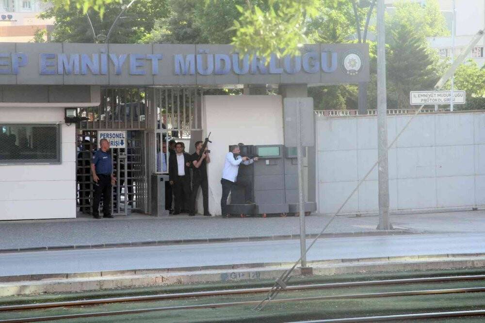 Bomba imha ekipleri şahsın üzerinde bomba araması yapıyor