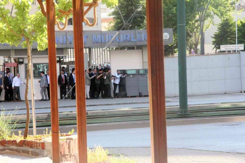 Bomba imha ekipleri şahsın üzerinde bomba araması yapıyor