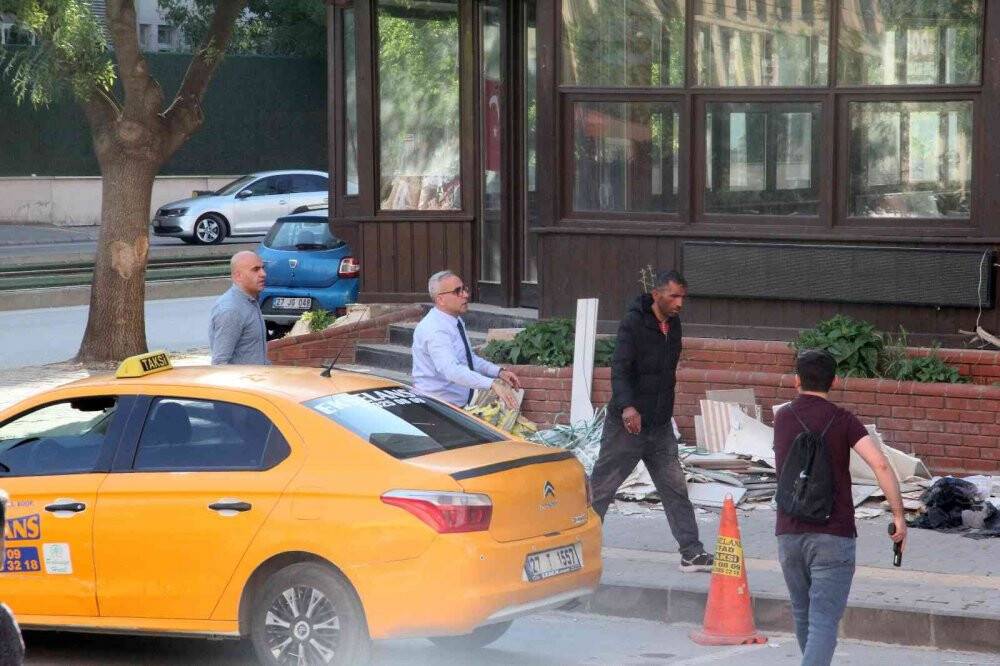 Bomba imha ekipleri şahsın üzerinde bomba araması yapıyor