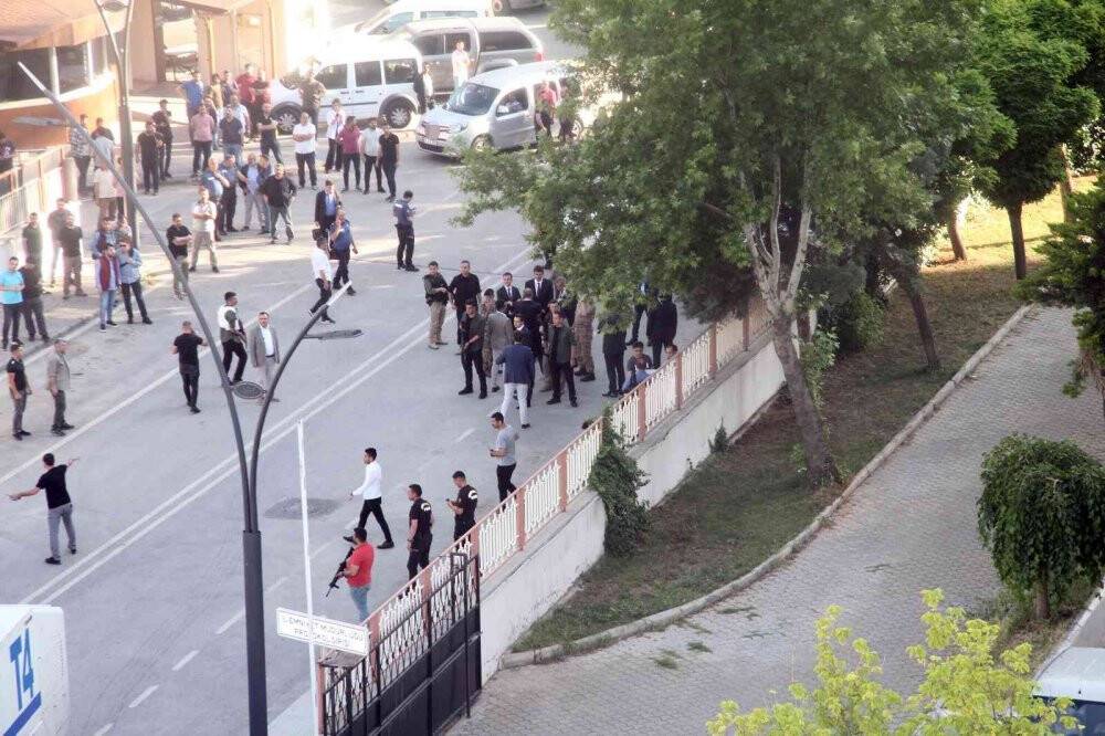 Bomba imha ekipleri şahsın üzerinde bomba araması yapıyor