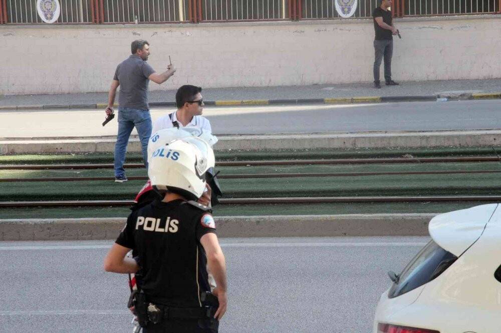 Bomba imha ekipleri şahsın üzerinde bomba araması yapıyor