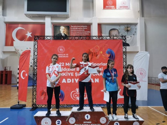 Eskişehirli sporcular bilek güreşi şampiyonasından derecelerle döndü