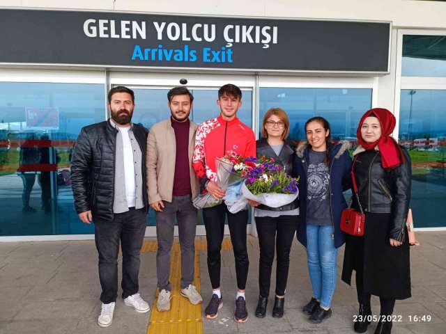 Milli atlet Kars’ta çiçeklerle karşılandı