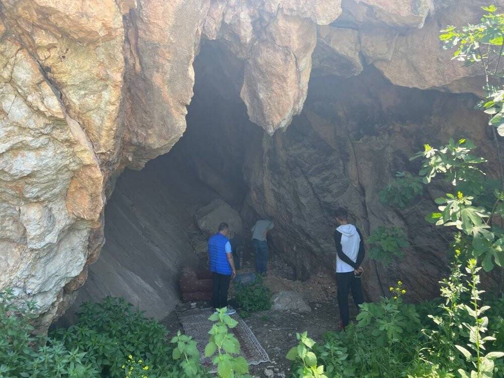 Keyfine düşkün definecilerin mağara hayatı şoke etti