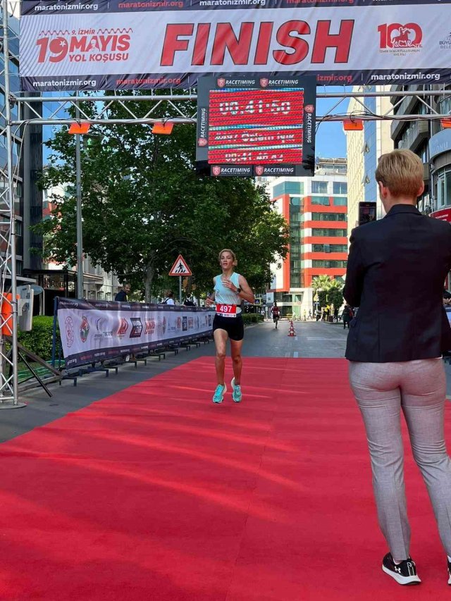 Manisalı sporcu Özlem Işık, İzmir’de kürsüde yer aldı