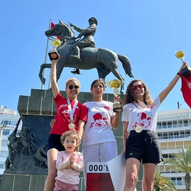 Manisalı sporcu Özlem Işık, İzmir’de kürsüde yer aldı