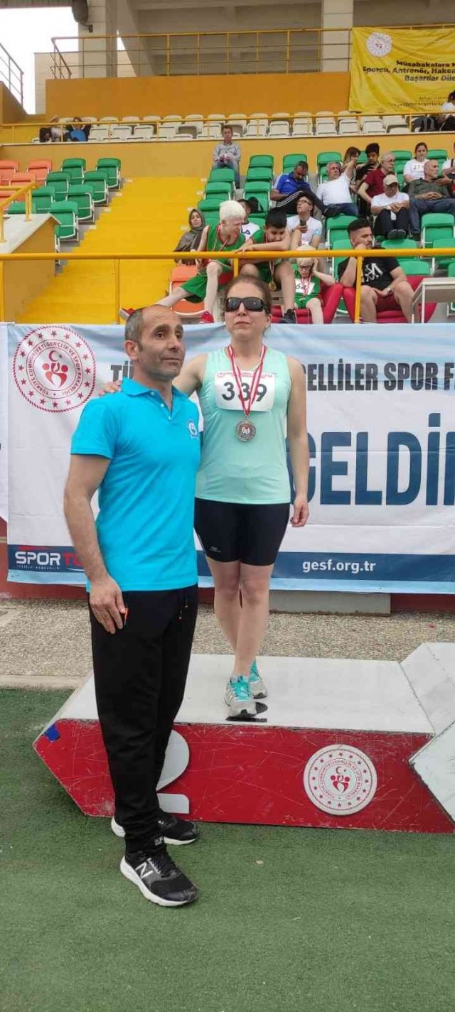 Sinoplu sporcu atletizm şampiyonasında iki madalya aldı