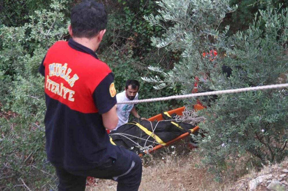 Traktör uçuruma devrildi sahibi altında kaldı