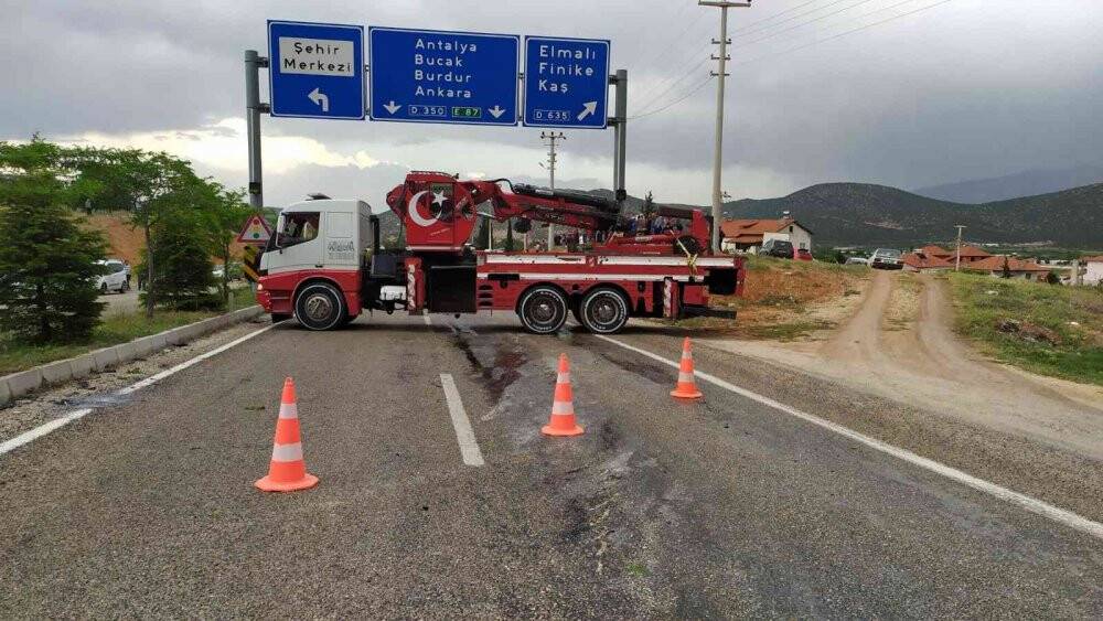 Turistleri taşıyan midibüs devrildi: 22 yaralı