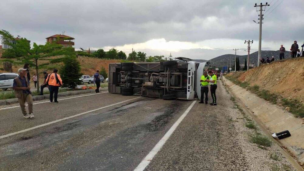 Turistleri taşıyan midibüs devrildi: 22 yaralı