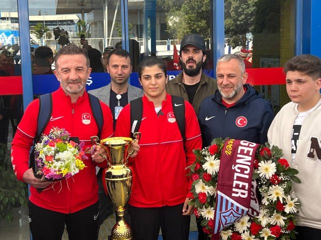 Dünya şampiyonu Busenaz Sürmeneli Trabzon’da mehteranla karşılandı