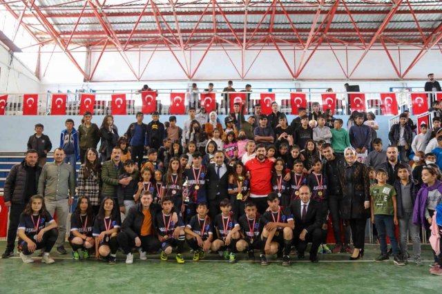 Başkale’de ‘Ortaokullar Arası Futsal Turnuvası’ tamamlandı