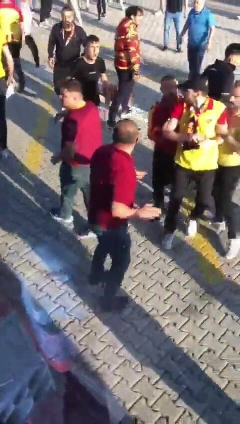 Dinlenme tesislerinde karşılaşan iki taraftar grubu arasında kavga: 8 yaralı