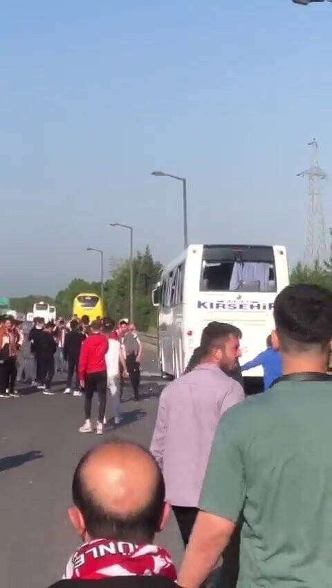 Dinlenme tesislerinde karşılaşan iki taraftar grubu arasında kavga: 8 yaralı