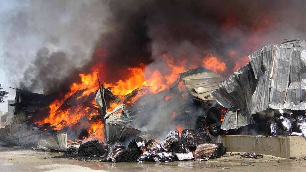 Kaynak yapılırken başlayan yangına müdahale devam ediyor