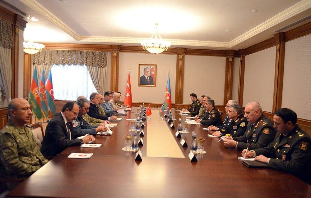 Milli Savunma Bakanı Akar, Azerbaycanlı mevkidaşı Hasanov ile görüştü