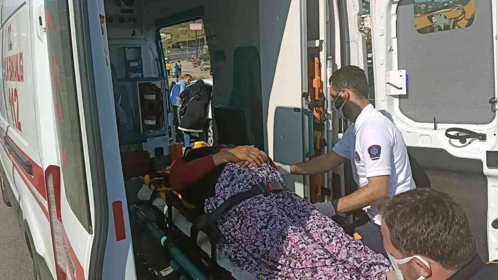 Otomobil ile hafifi ticari kamyonet kavşakta çarpıştı