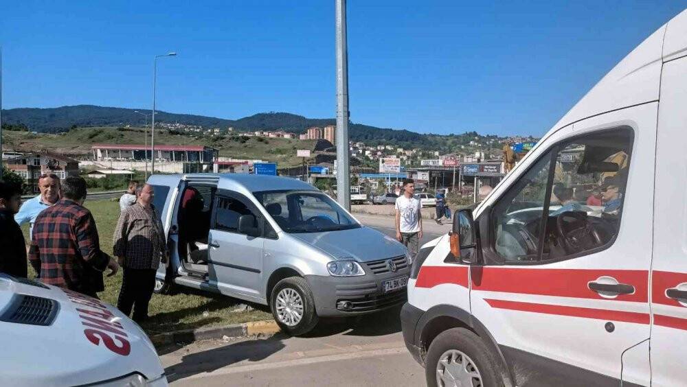 Otomobil ile hafifi ticari kamyonet kavşakta çarpıştı