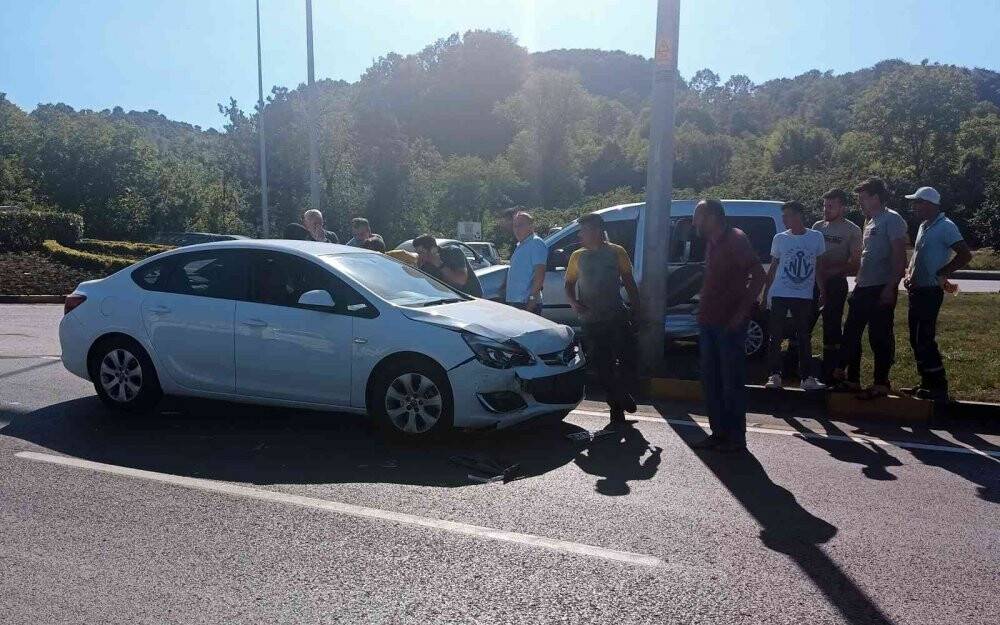 Otomobil ile hafifi ticari kamyonet kavşakta çarpıştı