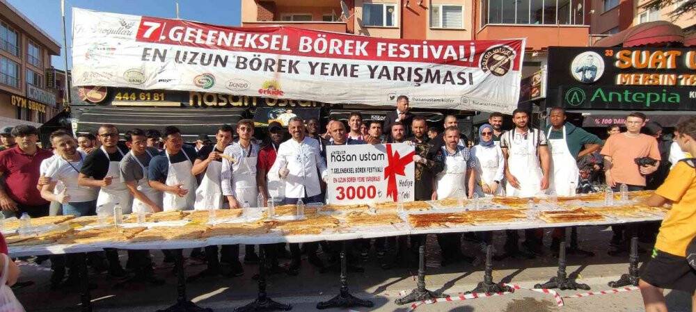 3 bin lira ödül için metrelerce börek yediler